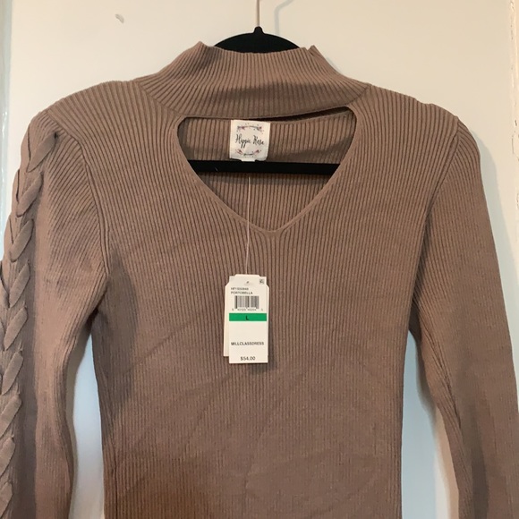 Brown form fitting dress with choker - Picture 4 of 7